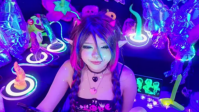 Snapshot of LaytonBox chatting on February 6, 2026, 2:24 pm LaytonBox online show from February 6, 2026, 2:24 pm