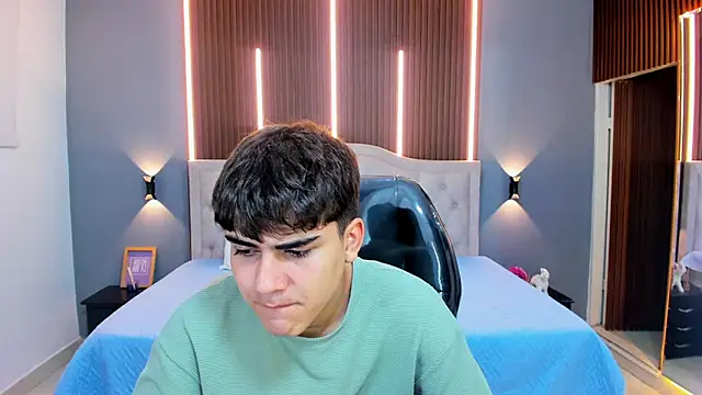 Tommy18   online show from November 6, 2025, 3:32 am