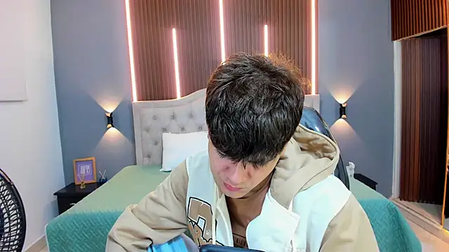 Tommy18   online show from September 12, 2025, 3:28 am