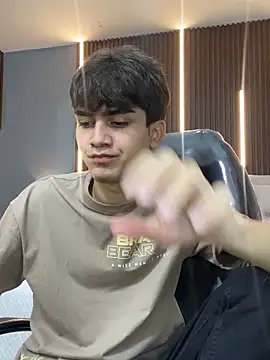 Tommy18   online show from September 27, 2025, 3:34 am