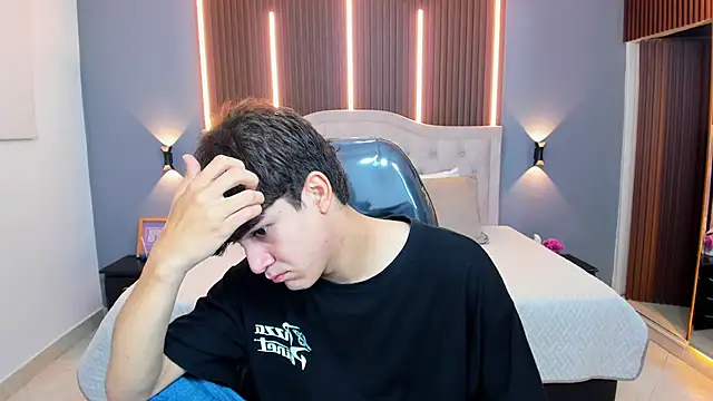 Tommy18   online show from December 4, 2025, 3:49 am