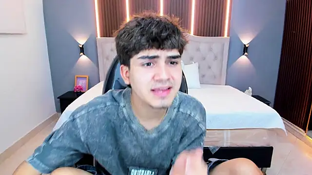 Snapshot of Tommy18__ chatting on July 2, 2026, 3:23 am Tommy18 online show from July 2, 2026, 3:23 am