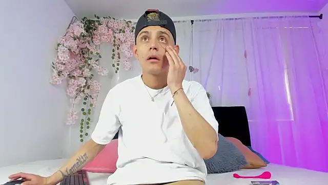 Bonny and carrot online show from December 22, 2025, 7:14 pm