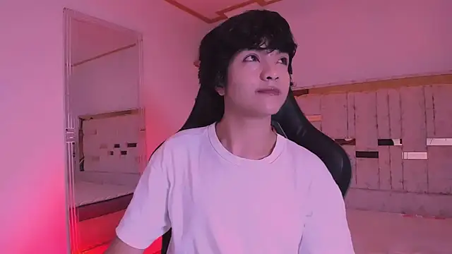 AllanYong18 online show from March 13, 2025, 10:05 am