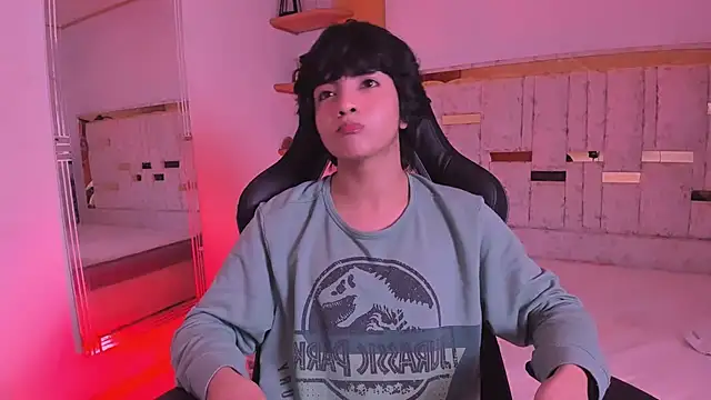 AllanYong18 online show from March 19, 2025, 4:47 am