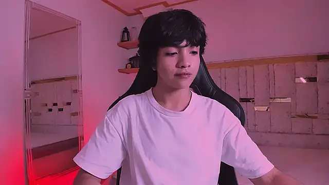 AllanYong18 online show from March 19, 2025, 1:43 am