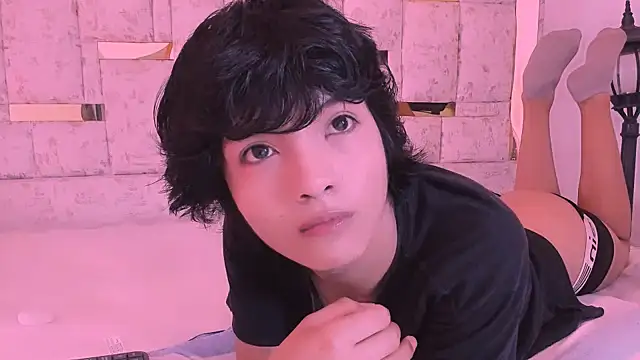 AllanYong18 online show from March 20, 2025, 5:02 am