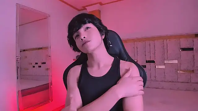 AllanYong18 online show from March 17, 2025, 10:49 am