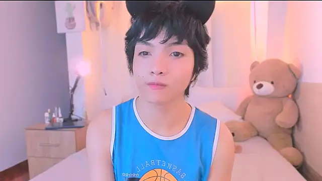 AllanYong18 online show from October 13, 2025, 9:22 am