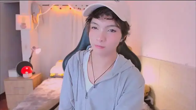 AllanYong18 online show from April 15, 2026, 4:18 am