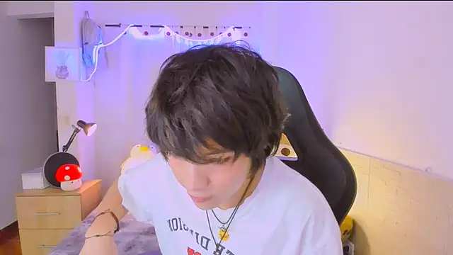 AllanYong18 online show from April 16, 2026, 5:41 am