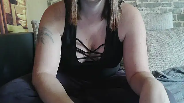 Snapshot of YviEngel87 chatting on October 16, 2025, 11:51 am YviEngel87 online show from October 16, 2025, 11:51 am