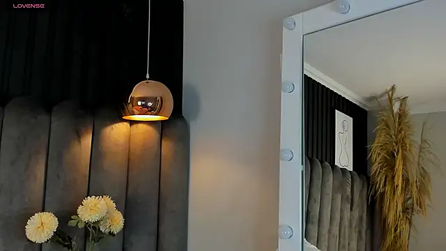 chelsea bolton  online show from October 29, 2025, 12:15 pm