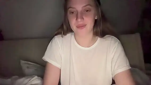 Snapshot of Ella-82 chatting on March 7, 2025, 10:32 pm Ella-82 online show from March 7, 2025, 10:32 pm