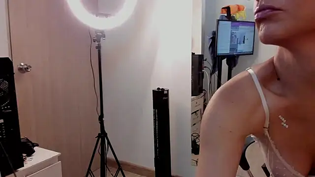 Snapshot of KarenSims chatting on October 4, 2025, 12:17 pm KarenSims online show from October 4, 2025, 12:17 pm