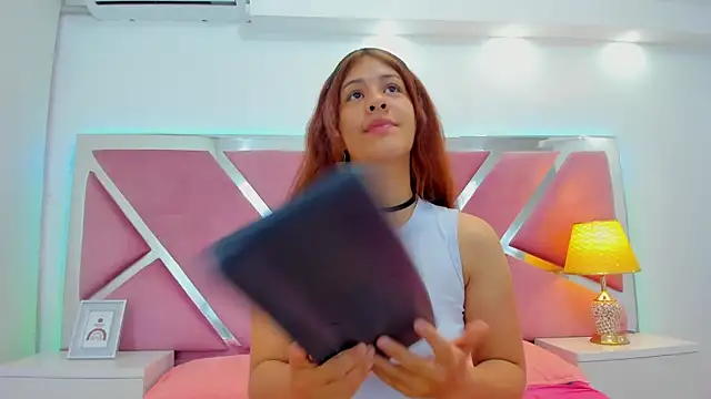 MiaQueen021 online show from November 19, 2025, 1:00 pm