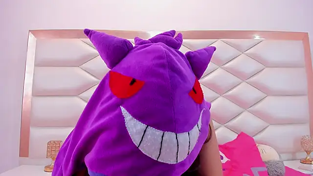 Snapshot of MiaQueen021 chatting on March 19, 2025, 6:44 pm MiaQueen021 online show from March 19, 2025, 6:44 pm