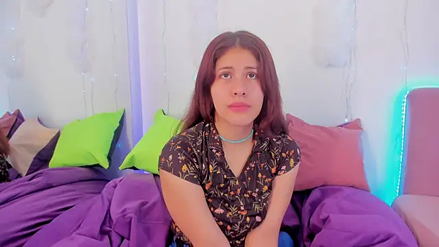 Snapshot of MiaQueen021 chatting on October 8, 2025, 1:34 pm MiaQueen021 online show from October 8, 2025, 1:34 pm