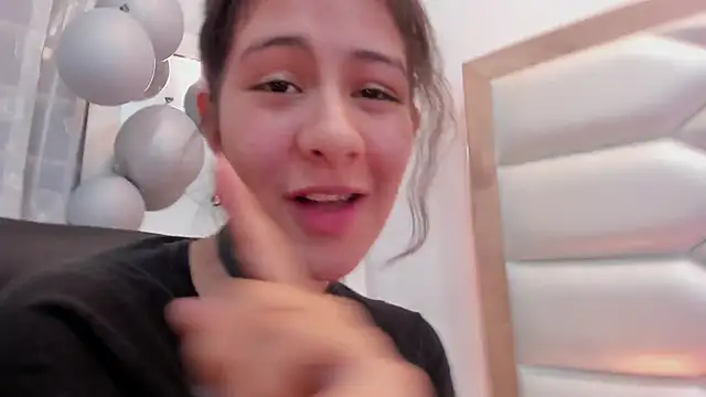 Snapshot of MiaQueen021 chatting on March 23, 2025, 12:58 am MiaQueen021 online show from March 23, 2025, 12:58 am