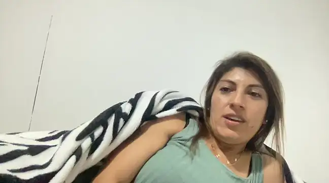 Snapshot of LunaBeya chatting on March 7, 2025, 2:57 am LunaBeya online show from March 7, 2025, 2:57 am