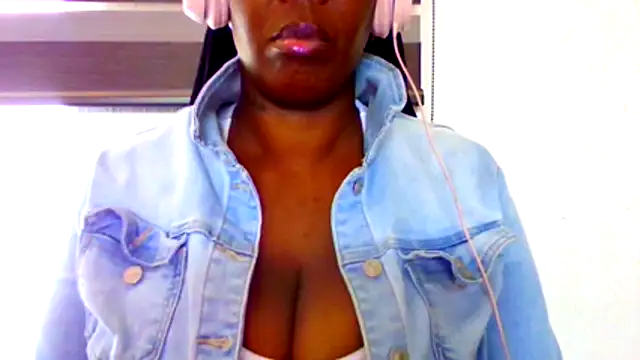 chocolatechipkukky85 online show from April 29, 2026, 8:59 pm