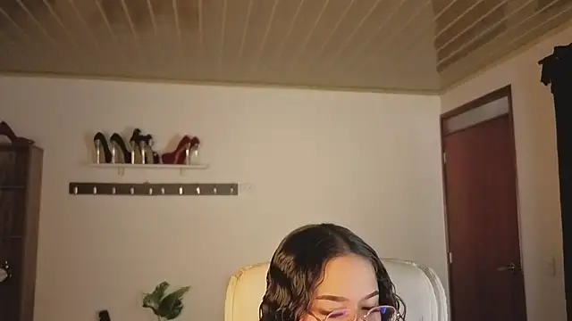 Renaxi Smith online show from December 3, 2025, 7:57 pm