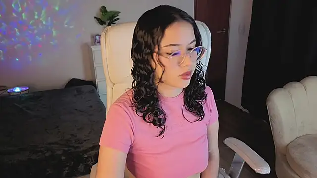 Renaxi Smith online show from September 18, 2025, 7:50 pm