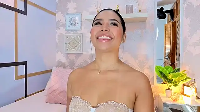 CharlotteGraay online show from November 18, 2025, 7:50 pm