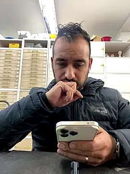 leonardohot1987 online show from November 27, 2025, 8:09 pm