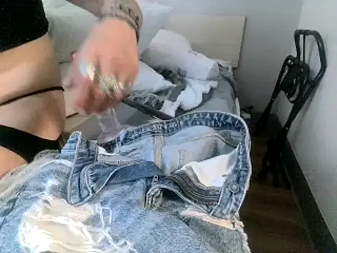 Snapshot of AQuickPhyx chatting on February 16, 2025, 3:59 pm AQuickPhyx online show from February 16, 2025, 3:59 pm