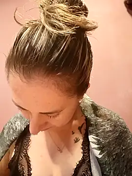 CHARLOTTE 1711 online show from April 21, 2026, 3:57 am