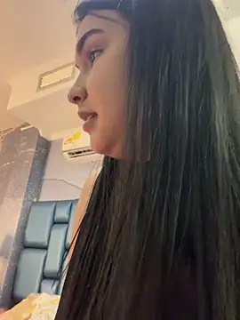 Aitana Hilton  online show from December 17, 2025, 11:37 am