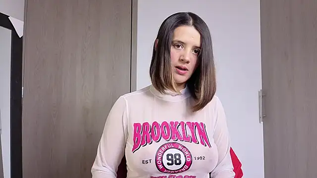 SexLaura  online show from November 28, 2025, 10:32 pm