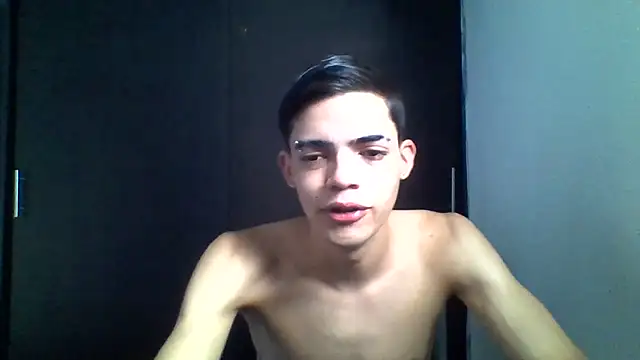 Snapshot of Latinos_2001 chatting on May 17, 2026, 10:43 pm Latinos 2001 online show from May 17, 2026, 10:43 pm