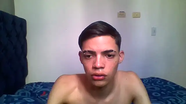 Snapshot of Latinos_2001 chatting on April 24, 2026, 4:53 pm Latinos 2001 online show from April 24, 2026, 4:53 pm
