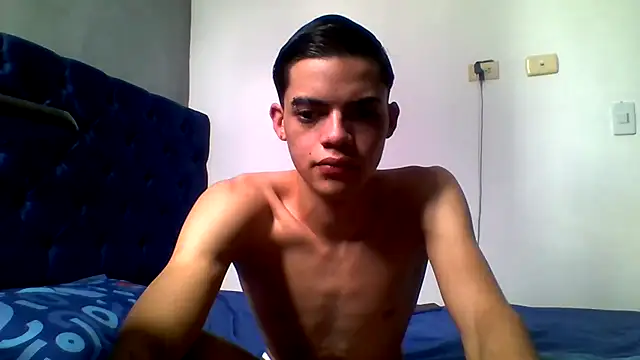 Snapshot of Latinos_2001 chatting on May 25, 2026, 4:28 pm Latinos 2001 online show from May 25, 2026, 4:28 pm