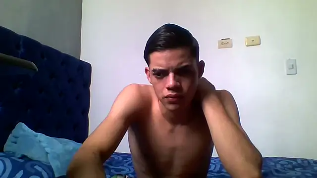 Snapshot of Latinos_2001 chatting on May 11, 2026, 5:21 pm Latinos 2001 online show from May 11, 2026, 5:21 pm