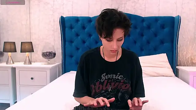 via mayer  online show from September 18, 2025, 7:06 pm