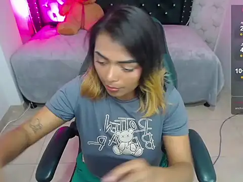 Snapshot of madelein_m chatting on February 24, 2025, 10:25 pm madelein m online show from February 24, 2025, 10:25 pm