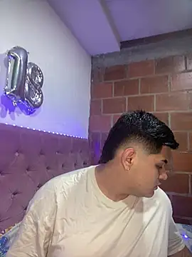 HOT BOY 18  online show from January 16, 2025, 3:23 am