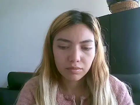 VittoriaTaylor online show from October 25, 2025, 3:34 pm