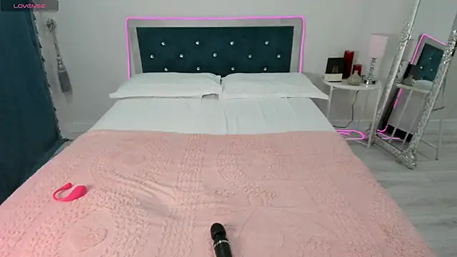 novaaskyy online show from April 13, 2026, 2:43 pm