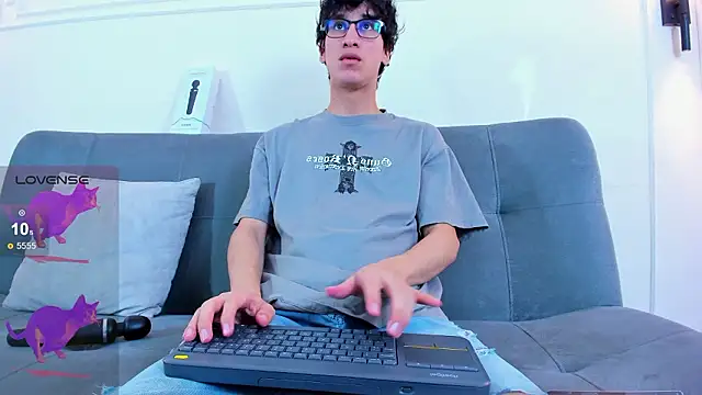 Snapshot of Cum_hunters chatting on February 13, 2026, 3:17 am Cum hunters online show from February 13, 2026, 3:17 am