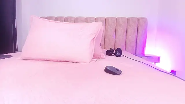 Auroraa miller online show from November 14, 2025, 11:58 am