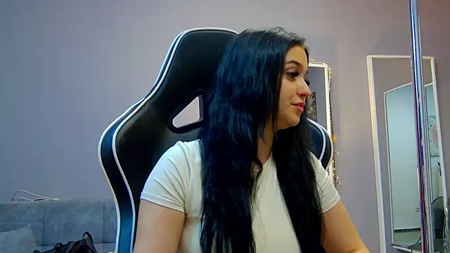 Eva Lovvia  online show from March 11, 2025, 6:30 pm