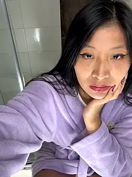 hannah howeell   online show from November 12, 2025, 3:16 pm