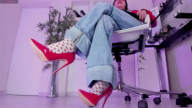 hannah howeell   online show from April 21, 2026, 10:00 am