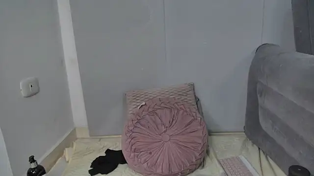 AmandaBrooks 18 online show from April 9, 2026, 6:19 am