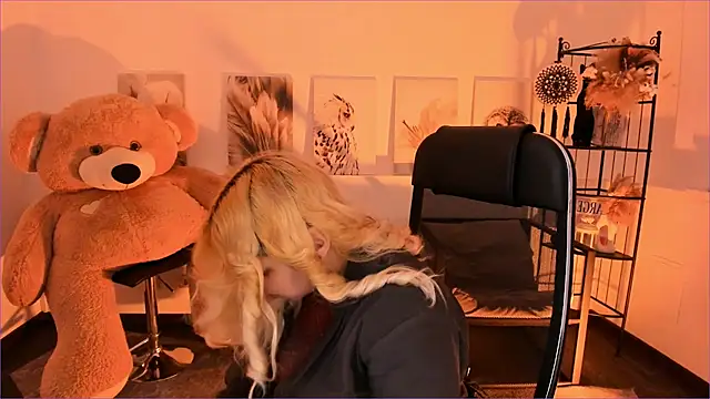 DiaAngell online show from December 17, 2025, 7:30 pm