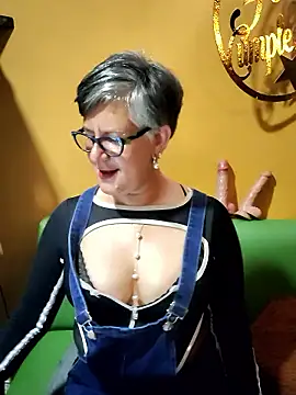 ilonna2025 online show from January 16, 2026, 9:52 pm